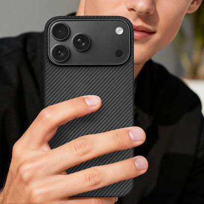 Niestandardowa okładka mobilna z włókna węglowego Aramid z ramką metalową dla iPhone'a 17 Pro Max